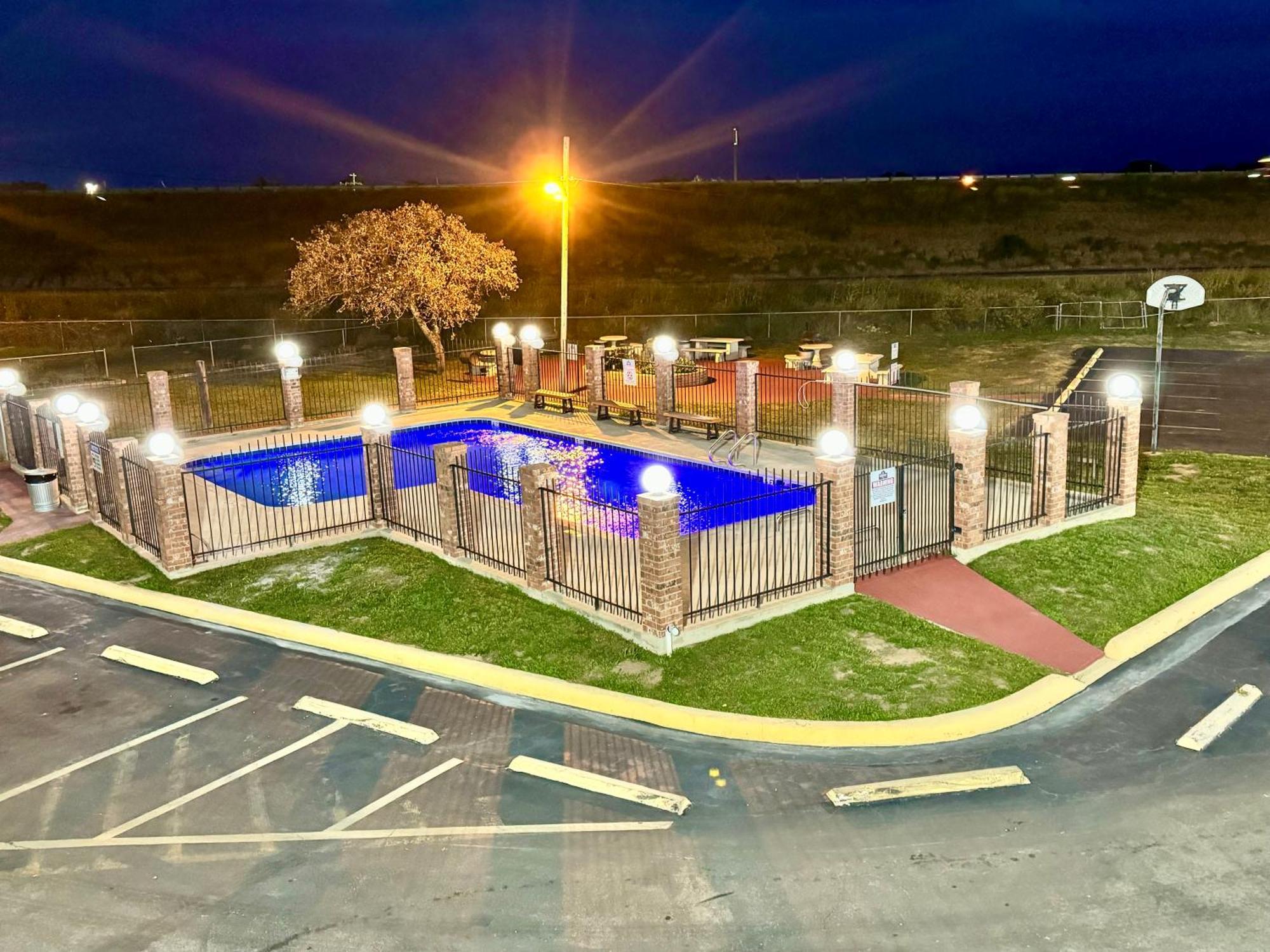 The Country Corner Inn Devine 외부 사진